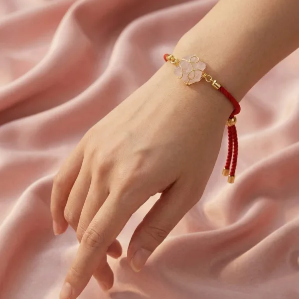 Pulsera de cuarzo rosa con cordón rojo